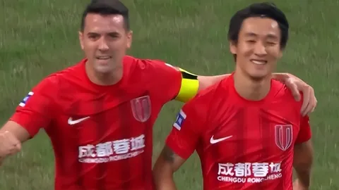 郑钦文连续两站阳光赛事晋级八强，却分别被世界第一和第二淘汰。